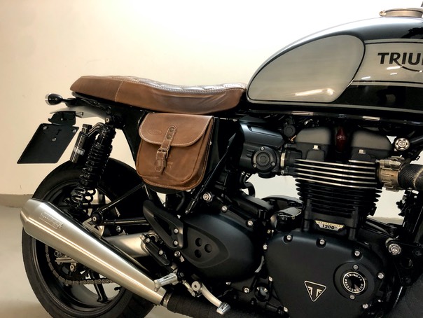 008-Triumph Speed Twin Custom-IP-5-Seitenblech mit Ledertasche