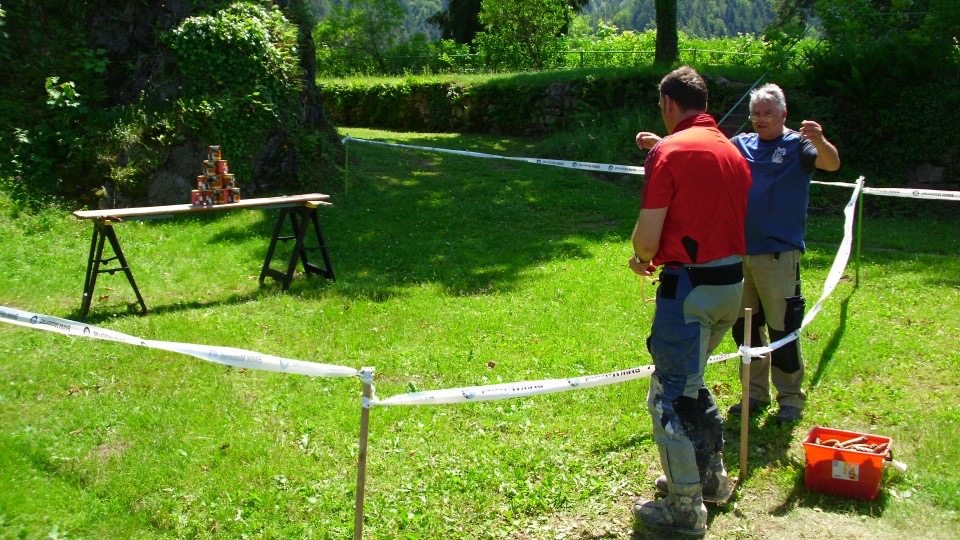 034-Ingo beim Tannenzapfen schleudern