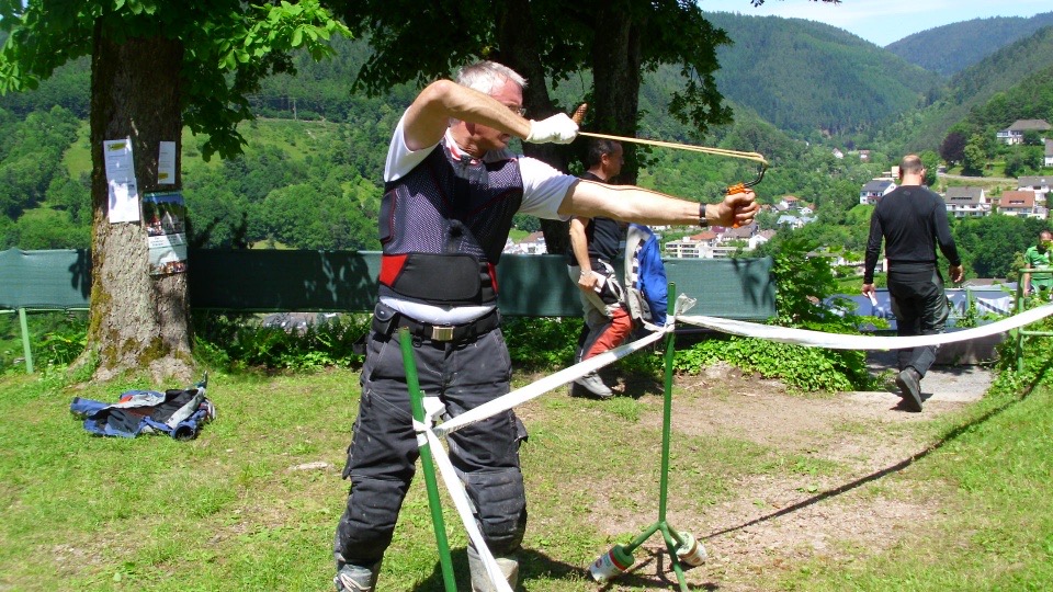 035-Sven beim Tannenzapfen schleudern